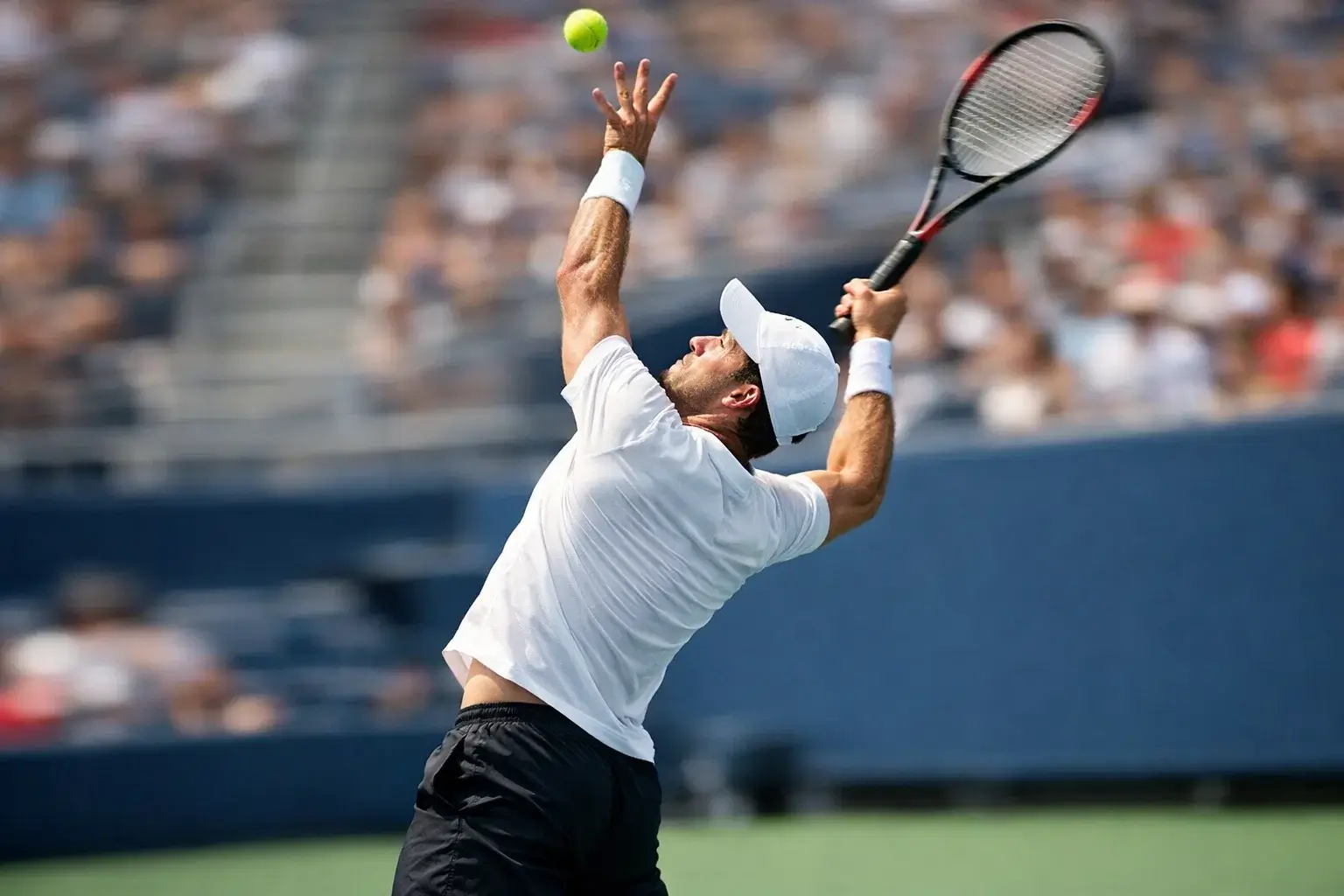 Tenista ejecutando un saque potente con movimiento dinámico en pista dura