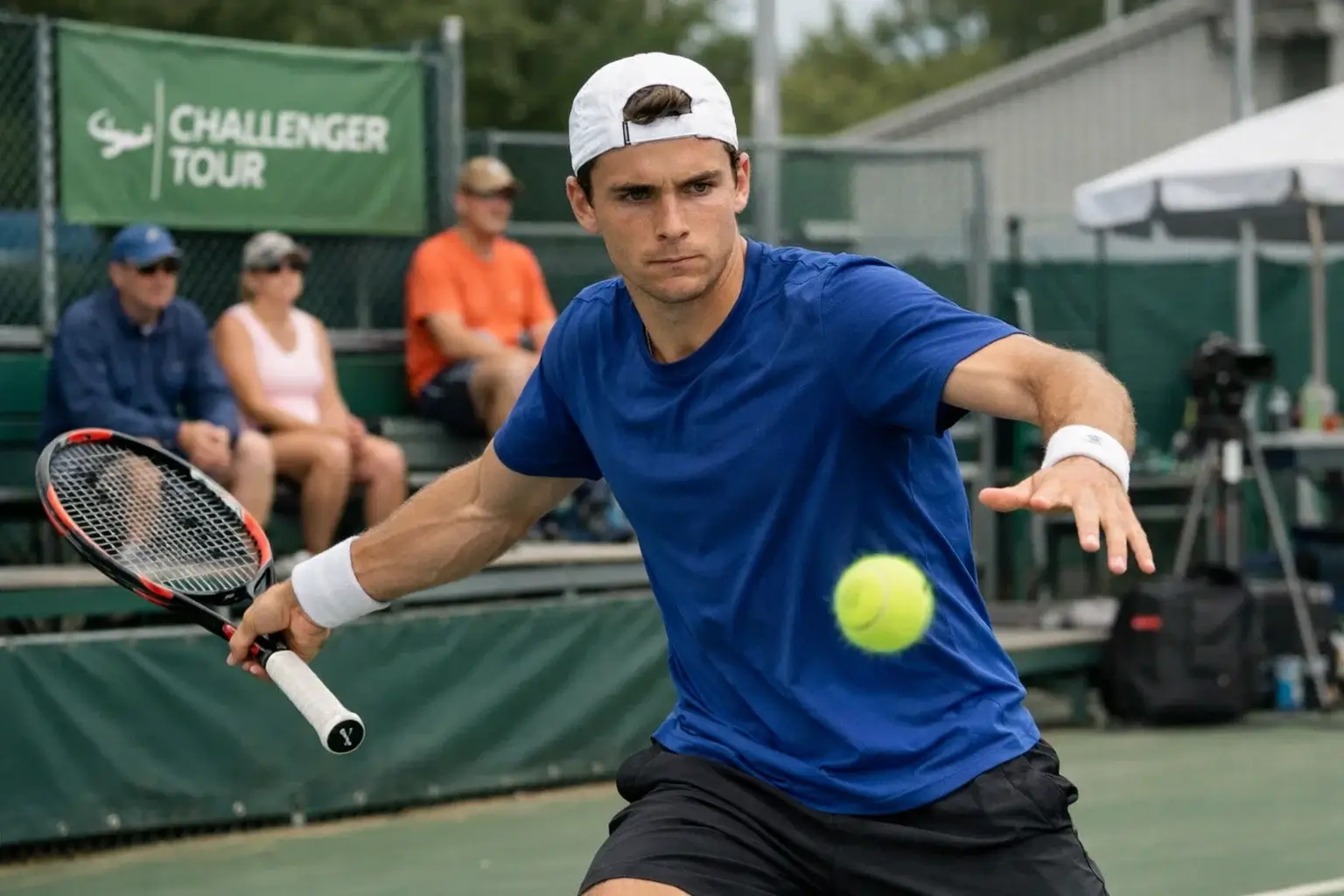 Partido de torneo Challenger con gradas pequeñas y joven promesa compitiendo