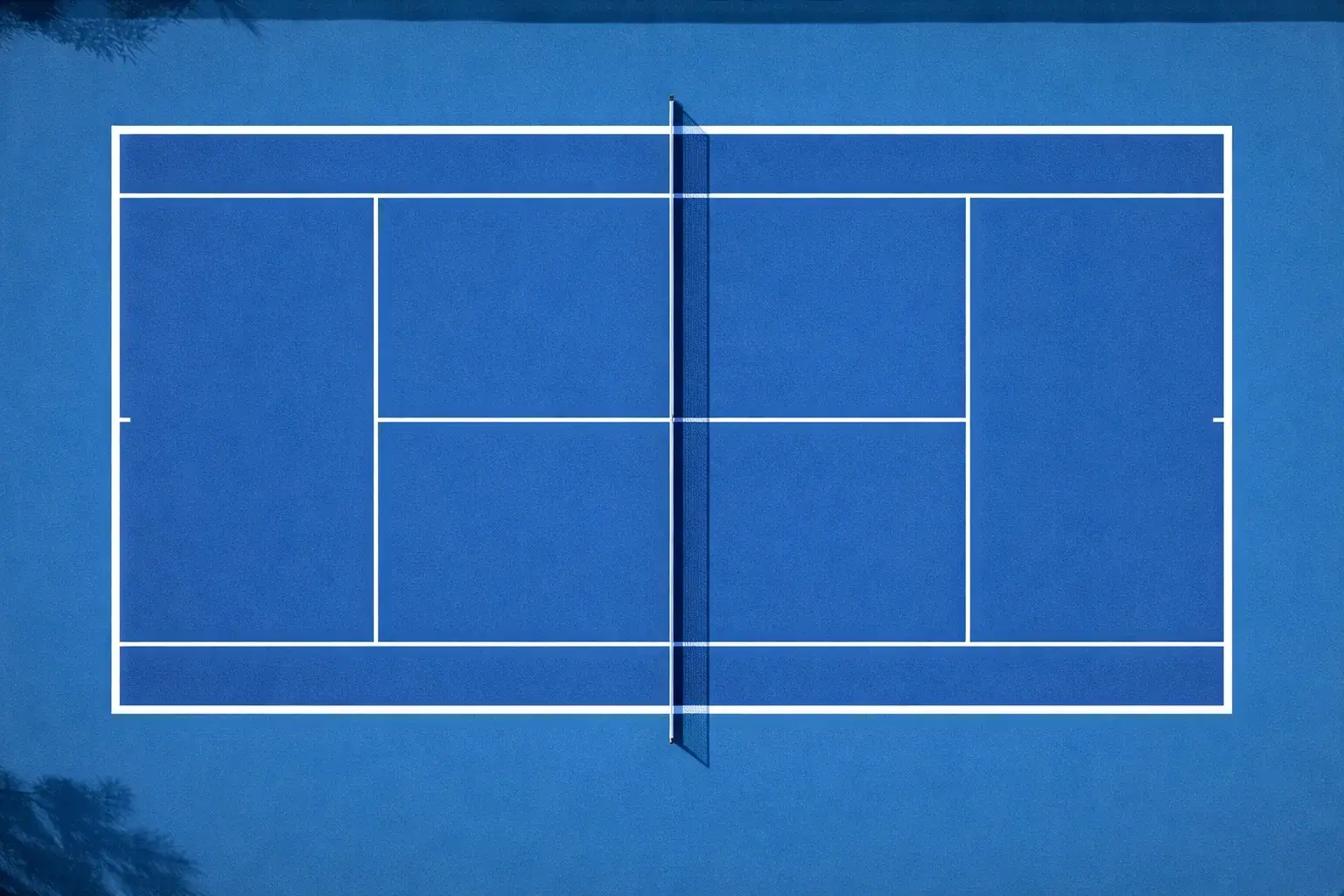 Vista cenital de pista de tenis con dos jugadores durante un peloteo intenso